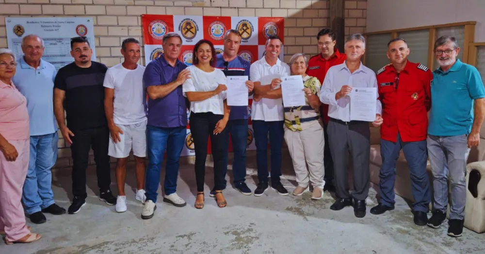 Entrega de emenda parlamentar garante nova ambul&acirc;ncia aos Bombeiros Volunt&aacute;rios de Balne&aacute;rio Rinc&atilde;o, refor&ccedil;ando a estrutura de atendimento e a seguran&ccedil;a da popula&ccedil;&atilde;o.