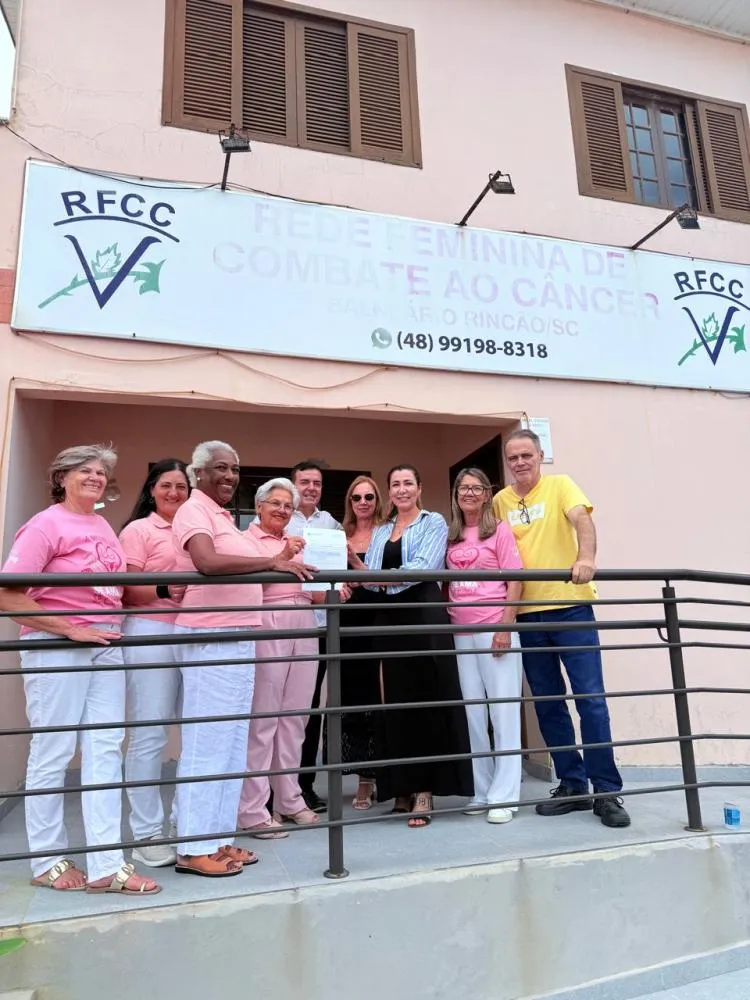 A Rede Feminina de Combate ao C&acirc;ncer de Balne&aacute;rio Rinc&atilde;o recebeu uma emenda de R$ 100 mil que ser&aacute; destinada &agrave; manuten&ccedil;&atilde;o dos servi&ccedil;os de sa&uacute;de oferecidos &agrave;s pacientes. O recurso fortalece uma trajet&oacute;ria marcada por supera&ccedil;&atilde;o, apoio comunit&aacute;rio e expans&atilde;o dos atendimentos, consolidando a entidade como refer&ecirc;ncia no cuidado e na preven&ccedil;&atilde;o do c&acirc;ncer no munic&iacute;pio.