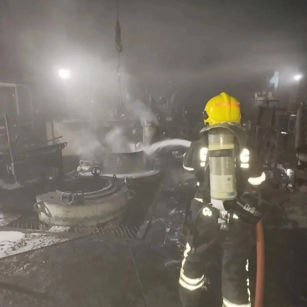 Ocorr&ecirc;ncia foi registrada na noite de s&aacute;bado (21) e exigiu o uso de &aacute;gua e espuma para controlar o inc&ecirc;ndio. N&atilde;o houve v&iacute;timas.