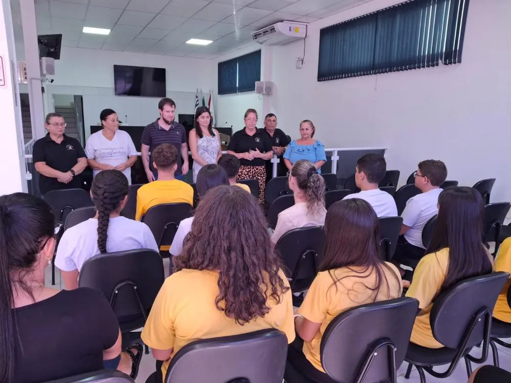 A C&acirc;mara de Balne&aacute;rio Rinc&atilde;o realiza nesta quinta-feira (26) a primeira sess&atilde;o ordin&aacute;ria dos vereadores mirins. Eleitos em 2025, os estudantes iniciam a legislatura com propostas voltadas &agrave; sa&uacute;de e educa&ccedil;&atilde;o, marcando o come&ccedil;o da atua&ccedil;&atilde;o pol&iacute;tica juvenil no munic&iacute;pio.