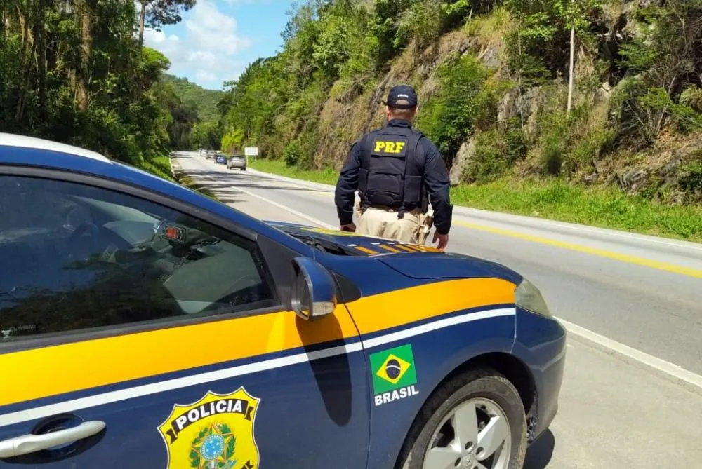A Pol&iacute;cia Rodovi&aacute;ria Federal deu in&iacute;cio &agrave; Opera&ccedil;&atilde;o Semana Santa 2026, com refor&ccedil;o na fiscaliza&ccedil;&atilde;o em todo o pa&iacute;s. A a&ccedil;&atilde;o segue at&eacute; domingo e tem como principal foco coibir ultrapassagens indevidas, uma das maiores causas de acidentes fatais nas rodovias.