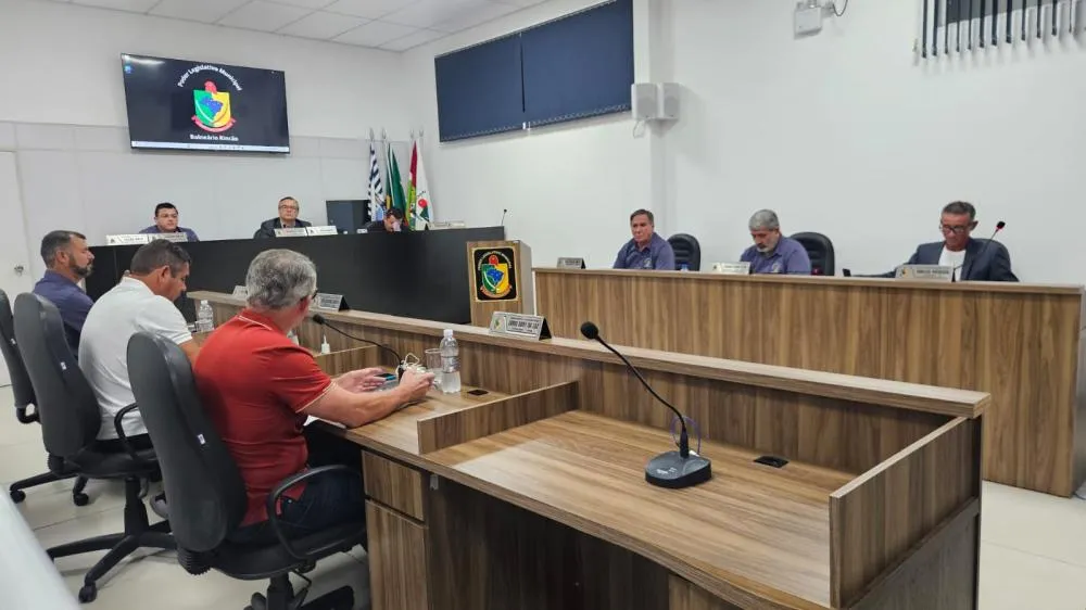 A C&acirc;mara de Vereadores de Balne&aacute;rio Rinc&atilde;o aprovou, por unanimidade, a desafeta&ccedil;&atilde;o de terrenos p&uacute;blicos para a constru&ccedil;&atilde;o de casas populares. A medida permite a execu&ccedil;&atilde;o do projeto habitacional com recursos federais e contrapartida do munic&iacute;pio.