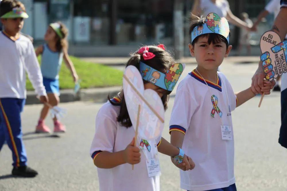 Estudantes e profissionais da rede municipal participam da Caminhada da Paz em Balne&aacute;rio Rinc&atilde;o, refor&ccedil;ando mensagens de inclus&atilde;o e respeito.