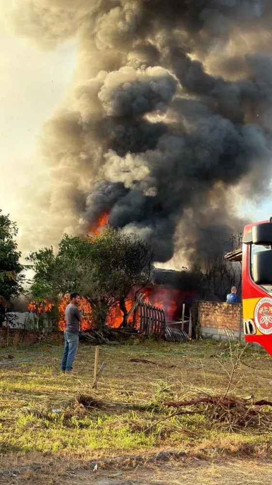 Um inc&ecirc;ndio mobilizou o Corpo de Bombeiros na manh&atilde; desta quinta-feira (2), no bairro Bras&iacute;lia.