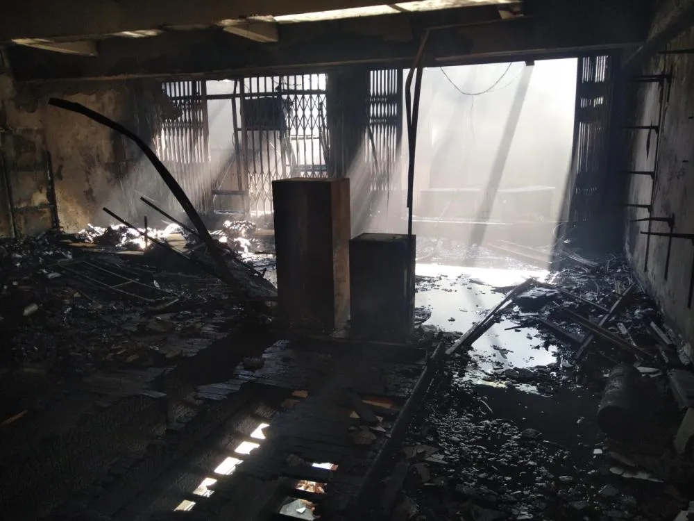 Inc&ecirc;ndio em loja de cal&ccedil;ados no Centro de Crici&uacute;ma destruiu estoque e atingiu apartamento superior; n&atilde;o houve v&iacute;timas.