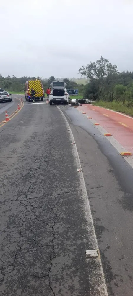 Um motociclista de aproximadamente 50 anos morreu ap&oacute;s uma colis&atilde;o frontal registrada na tarde deste domingo (5), em Balne&aacute;rio Rinc&atilde;o. O acidente aconteceu em um trecho de curva com grande fluxo de ve&iacute;culos por conta do feriado de P&aacute;scoa.