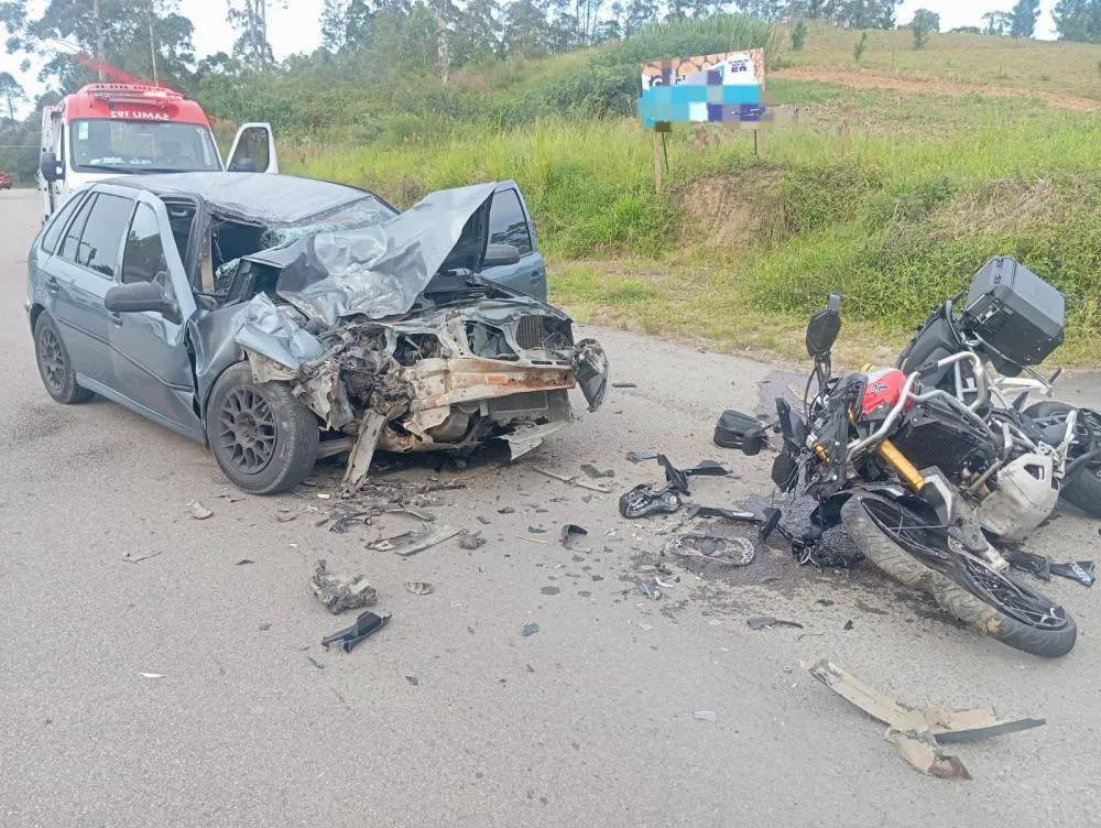 Uma colis&atilde;o envolvendo um autom&oacute;vel e uma motocicleta deixou uma v&iacute;tima fatal e dois feridos na tarde desta ter&ccedil;a-feira (14), na rodovia SC-446. O socorro contou com apoio a&eacute;reo do SAER.