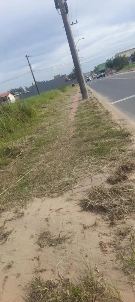 Buraco aberto ap&oacute;s obra do SAMAE em via rec&eacute;m-recapeada preocupa moradores da Zona Sul e representa risco de acidentes.