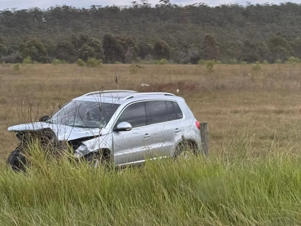 Ve&iacute;culos ficaram destru&iacute;dos ap&oacute;s colis&atilde;o frontal na Rodovia Jorge Fortulino, em Balne&aacute;rio Rinc&atilde;o.