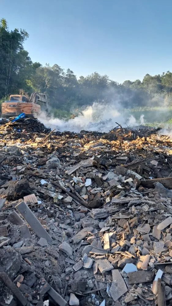Bombeiros e Defesa Civil atuaram juntos no combate ao inc&ecirc;ndio em entulho no bairro Cidade Alta, em Forquilhinha.
