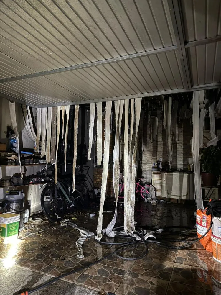 Um incêndio em uma garagem residencial mobilizou o Corpo de Bombeiros na noite desta terça-feira (1º), em Criciúma. As chamas já haviam sido controladas pelo proprietário do imóvel.