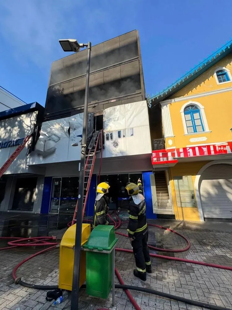 Incêndio em prédio mobiliza bombeiros na Praça Nereu Ramos, em Criciúma
