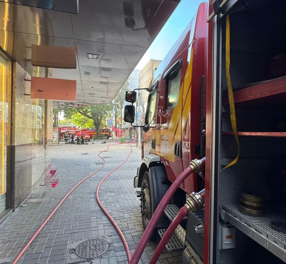 Incêndio em loja de calçados no Centro de Criciúma destruiu estoque e atingiu apartamento superior; não houve vítimas.