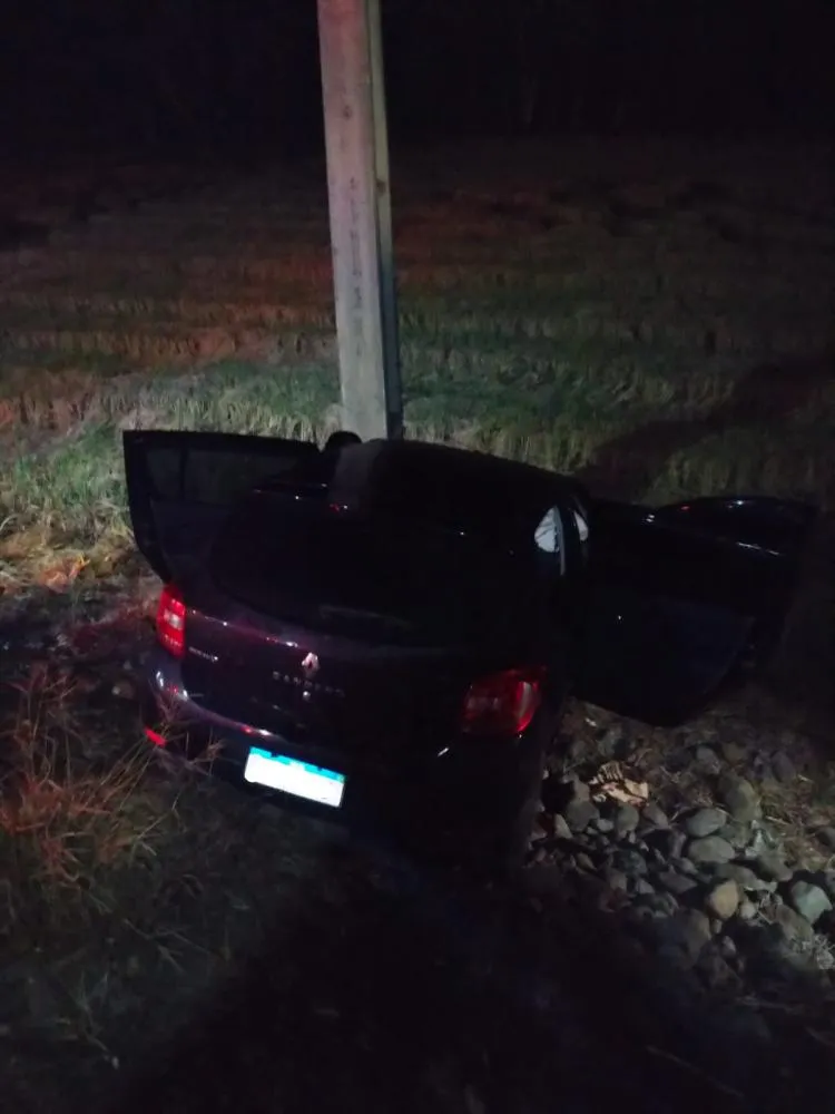 Motorista de 36 anos fica ferida após colisão com poste em Forquilhinha; vítima foi encaminhada ao hospital com suspeita de fratura.