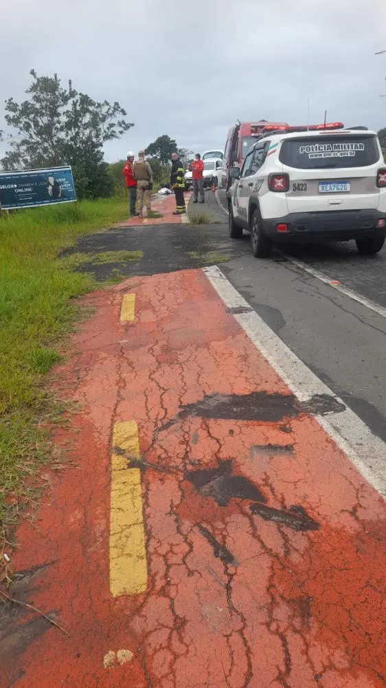 Um motociclista de aproximadamente 50 anos morreu após uma colisão frontal registrada na tarde deste domingo (5), em Balneário Rincão. O acidente aconteceu em um trecho de curva com grande fluxo de veículos por conta do feriado de Páscoa.