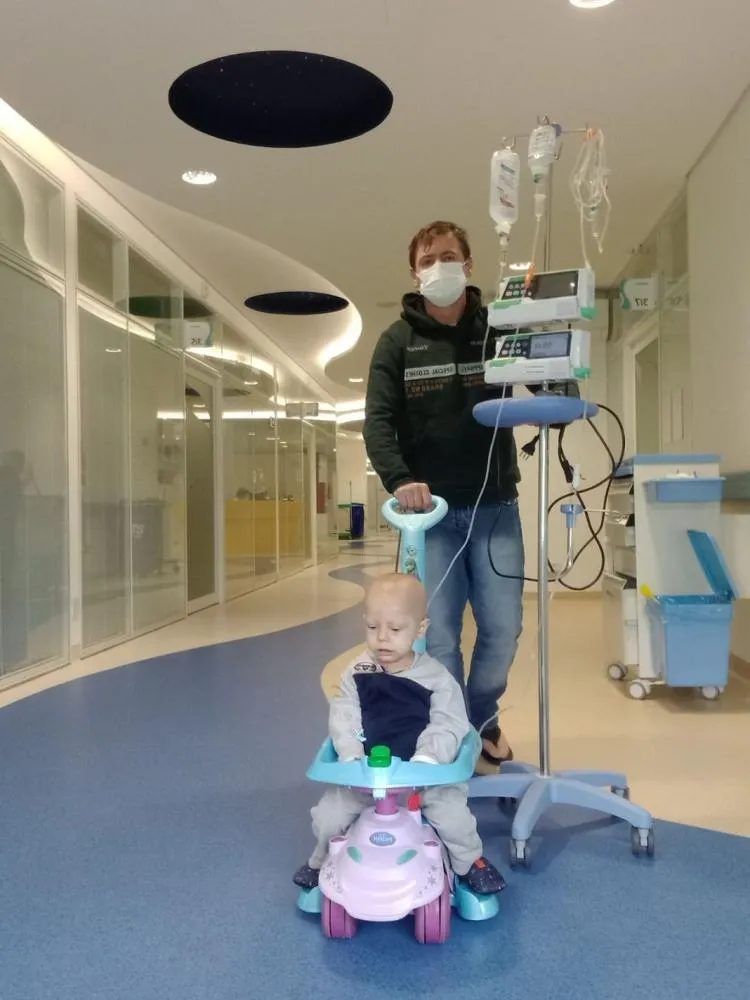 Criança luta contra câncer agressivo e família pede ajuda