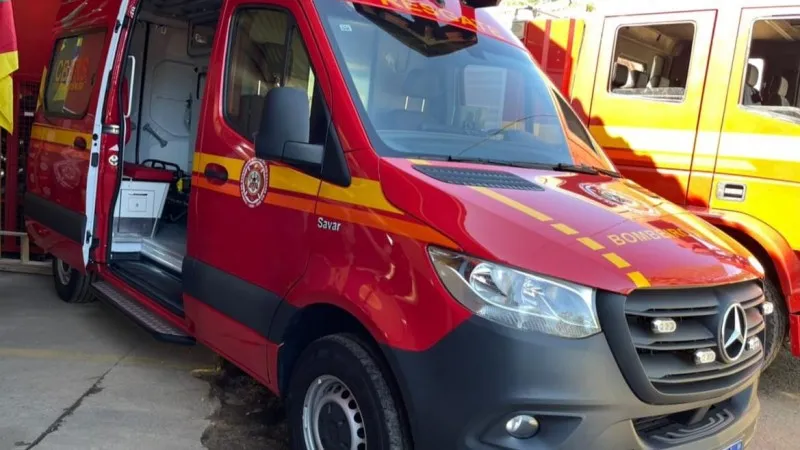Trabalhador de 57 anos é hospitalizado em estado grave após cair de telhado em obra no bairro Linha Torres, em Morro da Fumaça. Vítima foi encontrada inconsciente pelos bombeiros.