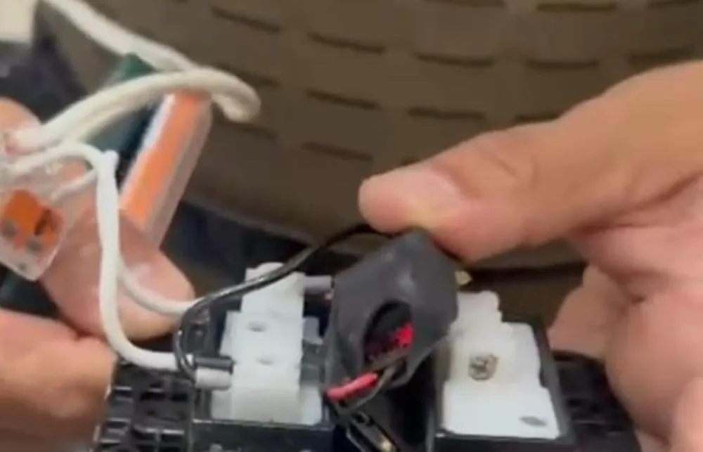 Microcâmera escondida em tomada de banheiro de loja em Içara