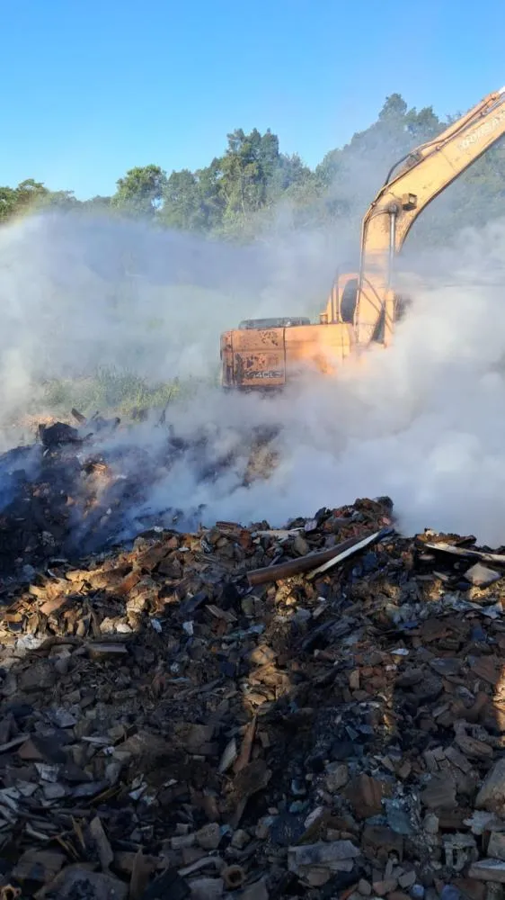 O Corpo de Bombeiros Militar de Santa Catarina atendeu, na tarde desta terça-feira (28), uma ocorrência de incêndio em entulho nos fundos de uma propriedade particular, em Forquilhinha. A situação já havia sido registrada no último dia 25 e voltou a preoc