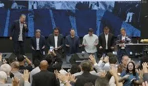 Igrejas viram palanque político em Santa Catarina e acendem debate sobre limites entre fé e eleição