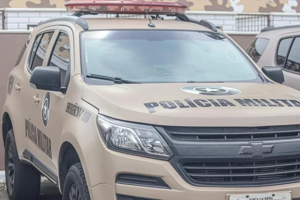 Corpo carbonizado é encontrado por familiares nas proximidades de galpão em Orleans