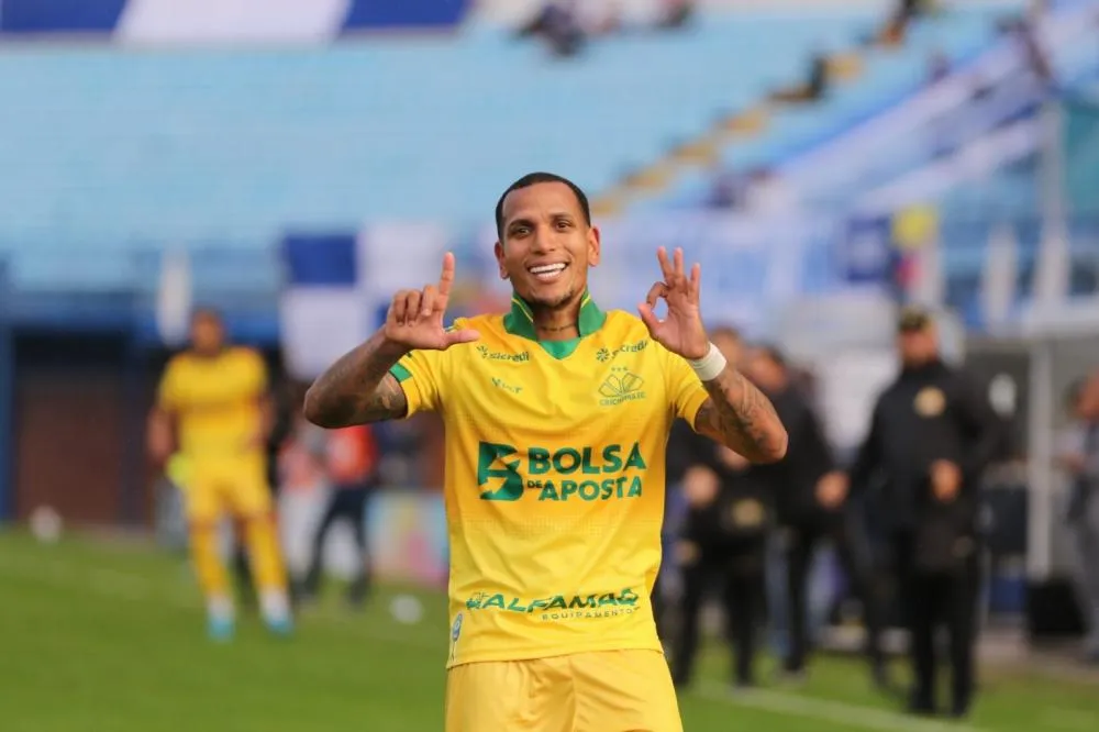 Otero vira arma decisiva do Criciúma na bola parada e já conquista a torcida carvoeira
