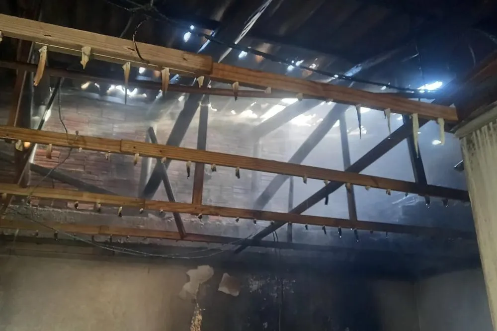 Bombeiros combatem incêndio em casa no bairro Aurora