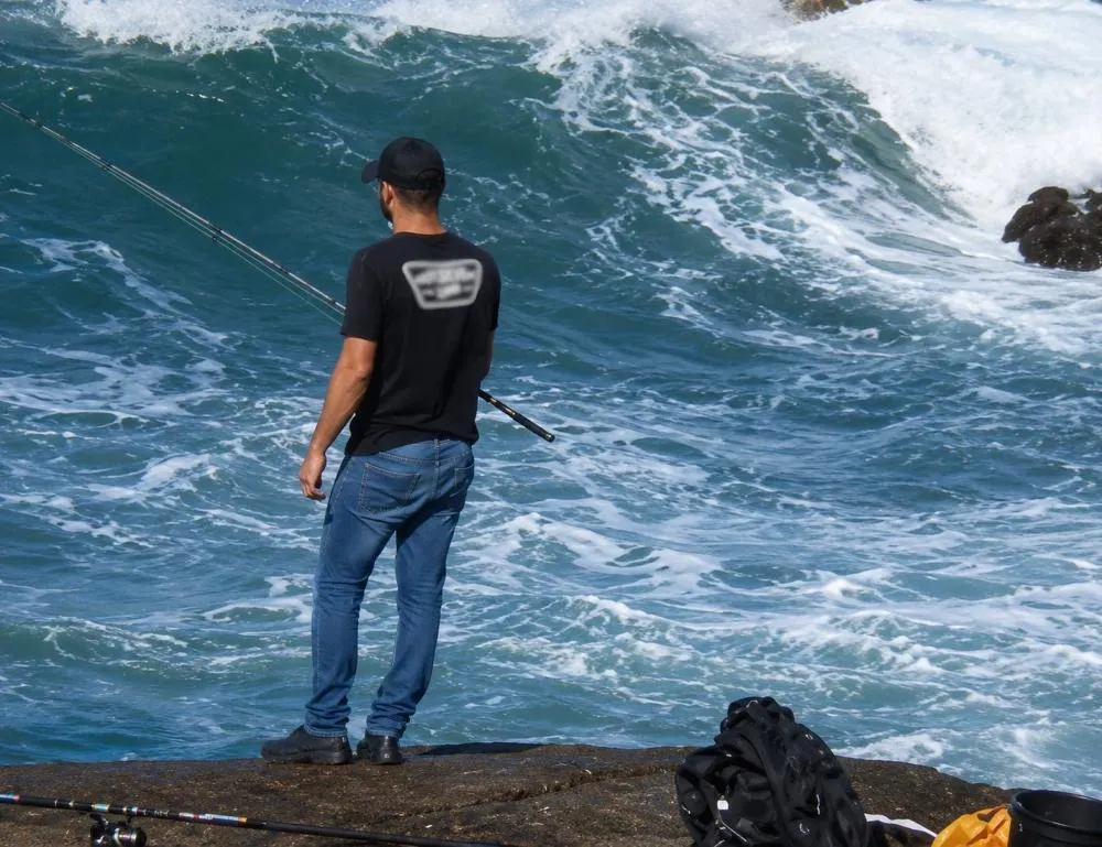 Pescador escapa após quase ser arrastado por onda no Farol de Santa Marta, em Laguna
