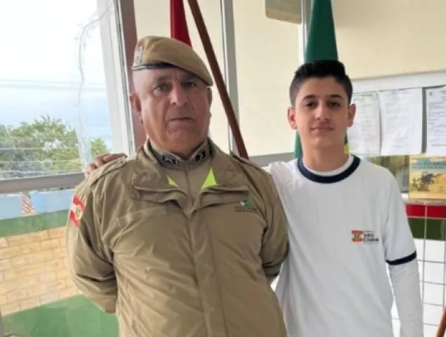 Militar integrante do Programa Escola Mais Segura salva aluno após se engasgar com uma tampa de caneta. 