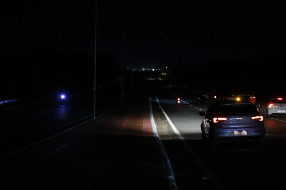Moradores denunciam escuridão na Vila Nova Esperança enquanto luminárias de LED seguem sem previsão de instalação