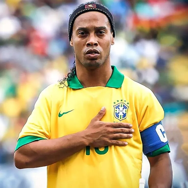 Aos 46 anos, Ronaldinho Gaúcho surpreende o mundo e retorna ao futebol