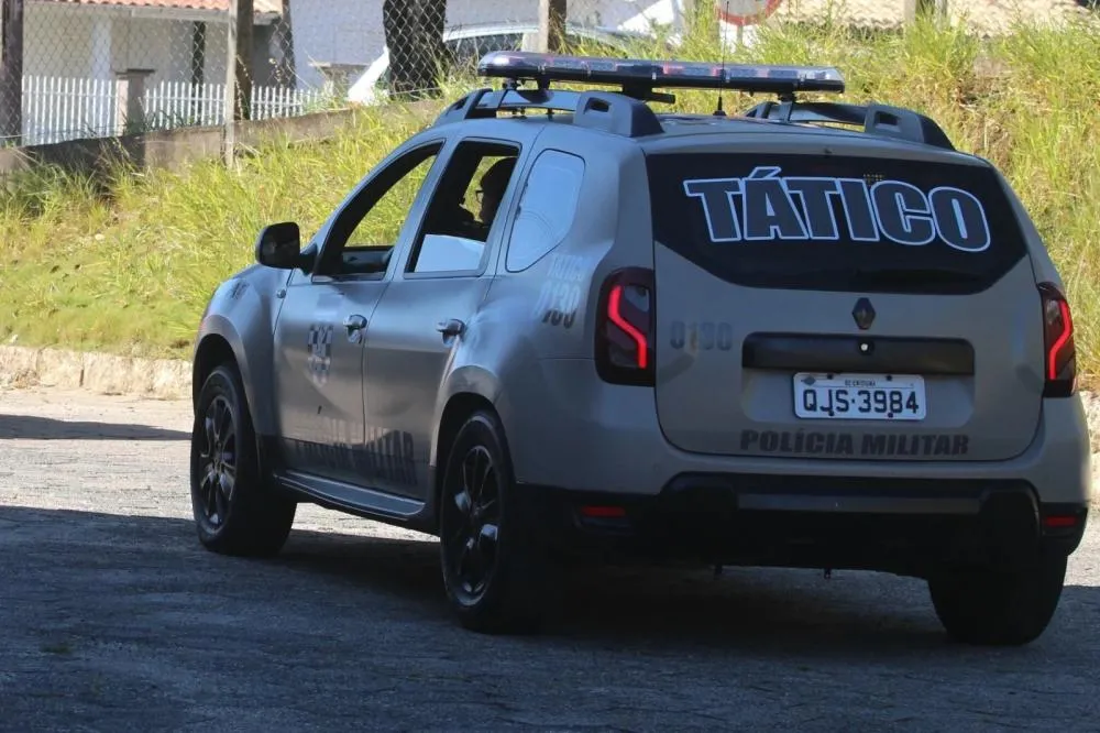 Idoso ateia fogo em objetos, ameaça policiais e populares na rua