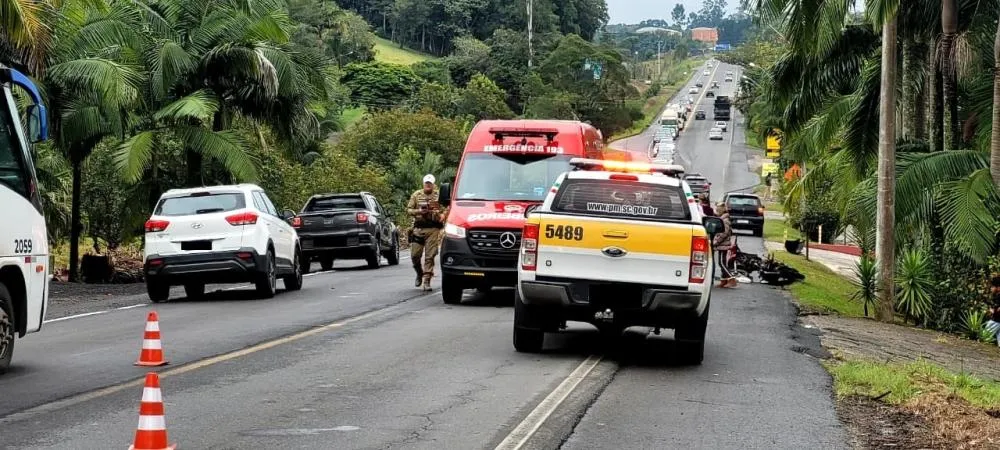 Acidente entre carro e moto é registrado na SC-108, em Cocal do Sul