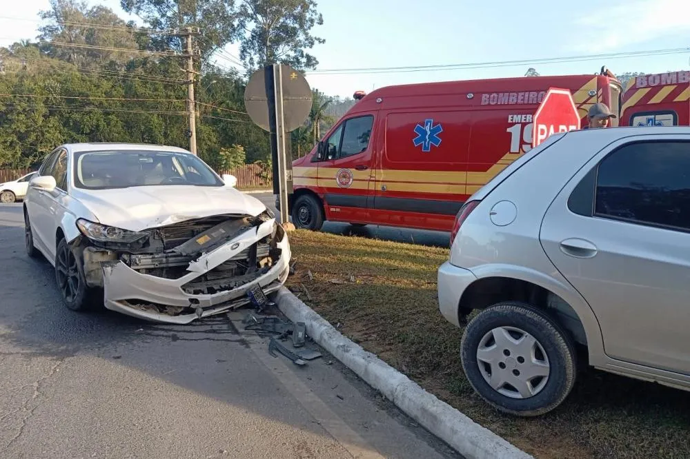 Mulher é encaminhada ao hospital após colisão entre carros