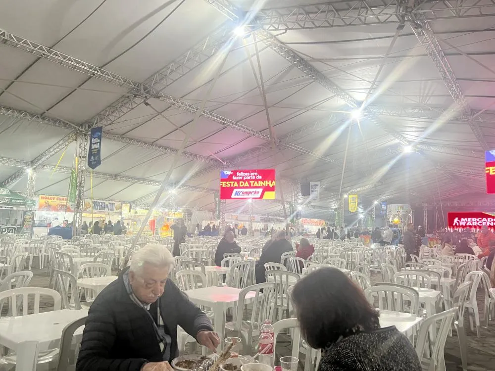 Festa da tainha a preço de ouro e com público abaixo do esperado