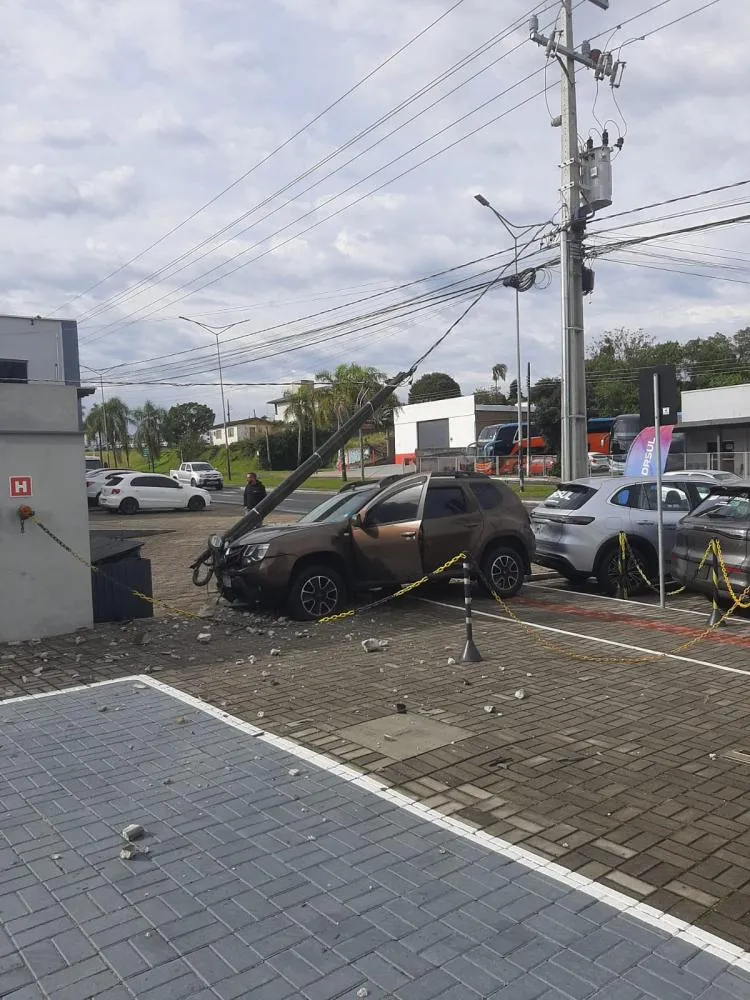 Motorista desvia de motociclista, atinge poste e evita tragédia em Criciúma