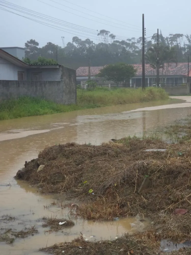 Cidade abandonada e sem infraestrutura básica de esgoto, ruas alagadas e água tomando casas. Moradores não podem usar nem o banheiro. 