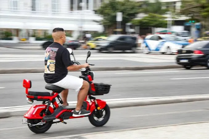 Motos elétricas em alta velocidade expõem falta de planejamento em Criciúma