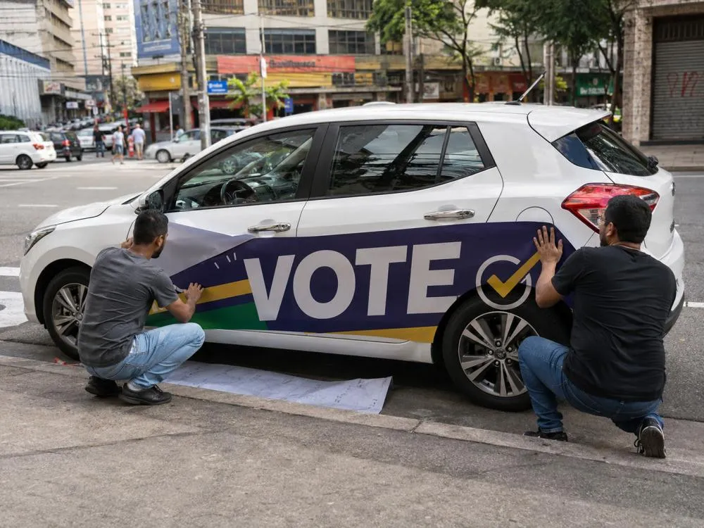 Adesivar carro com propaganda política pode fazer perder o seguro