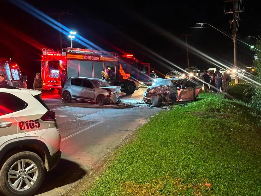Três carros se envolvem em acidente na Rodovia Luiz Rosso; uma morte é confirmada