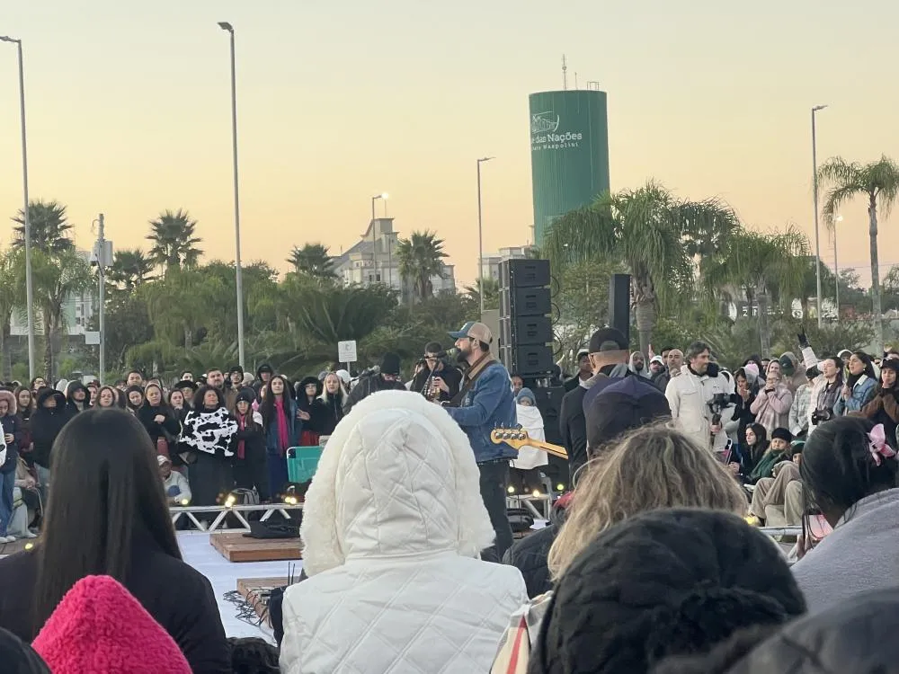 Evento religioso reúne multidão no Parque das Nações neste domingo