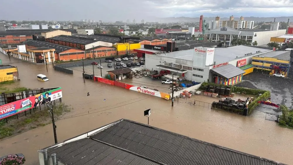 Chuva ganha força em Criciúma e Defesa Civil emite alerta para temporais e alagamentos