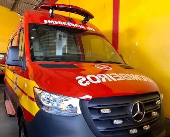 Mulher e criança são levadas ao hospital após acidente entre dois veículos próximo ao quartel