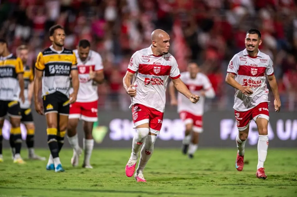 Criciúma perde para o CRB, cai para terceiro e acende alerta na luta pelo acesso direto