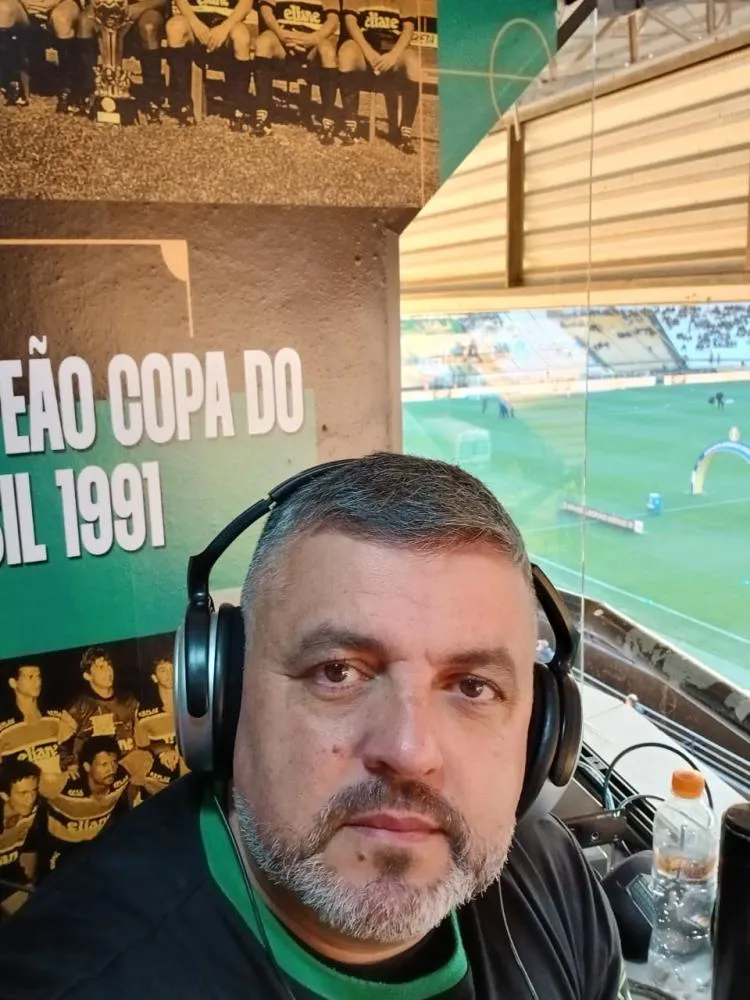 Eduardo Baptista deixou o time em uma hora delicada. 