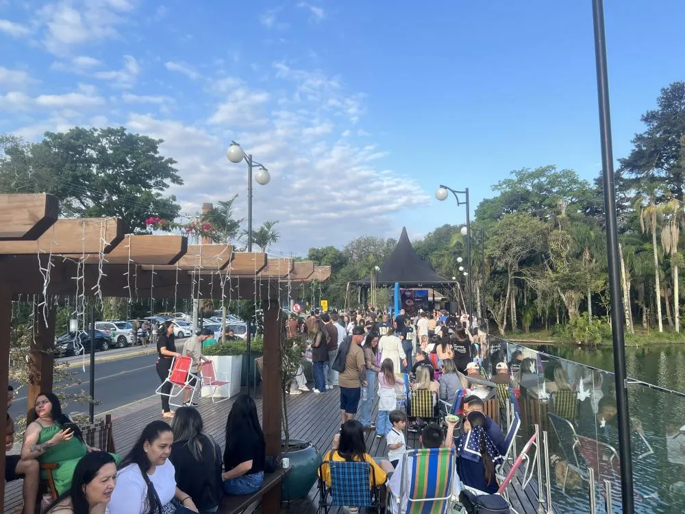 Entardecer reúne famílias em momento de respeito e adoração no Açude Belinzoni, em Araranguá