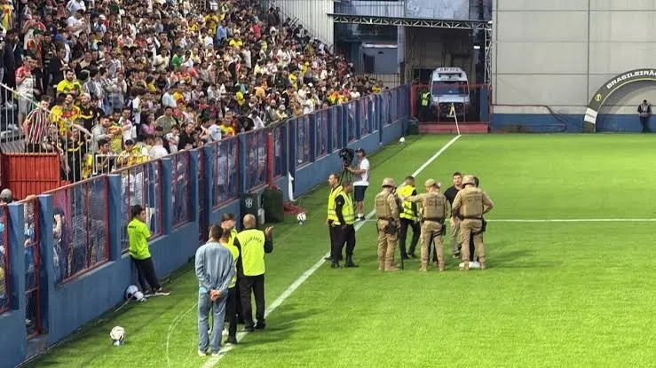 Estrutura metálica da Arena Simon cede, e jogo entre Brusque e Paysandu é suspenso na Série C