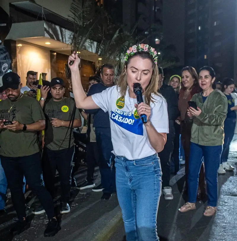 Júlia Zanatta assinou proposta que previa jornada de até 52 horas semanais e redução do FGTS de 8% para 4%