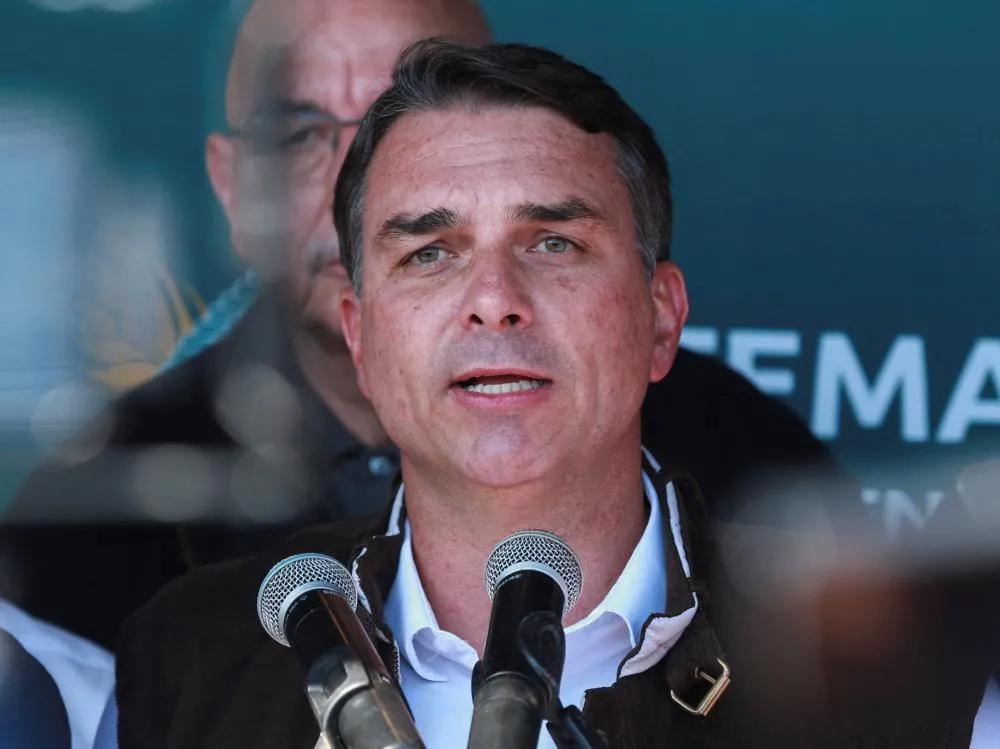 Dólar recua após mercado acompanhar avanço de Flávio Bolsonaro nas pesquisas eleitorais