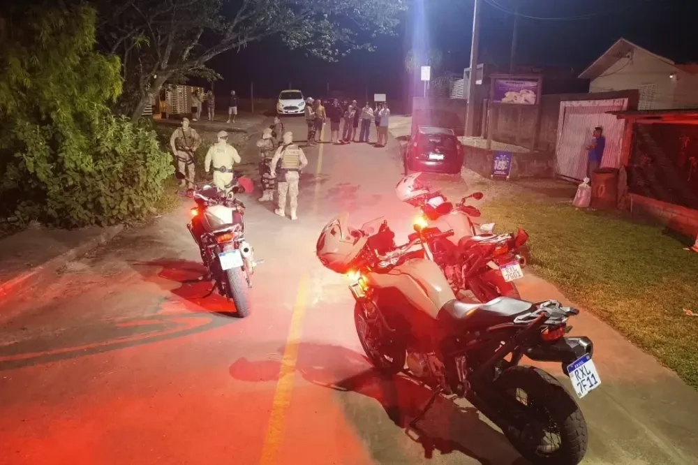 Um homem de 45 anos foi morto com golpes de objetos cortantes dentro de uma residência